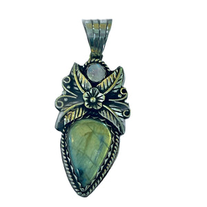 TIBETAN SILVER PENDANT WITH A TEAR DROP LABRADORITE