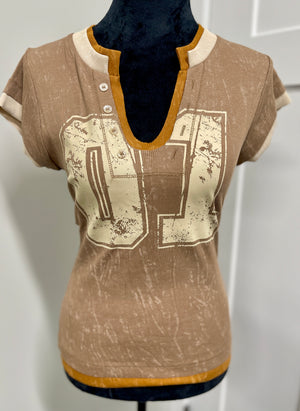 SLEEVELESS VINTAGE VARSITY TOP: Taupe